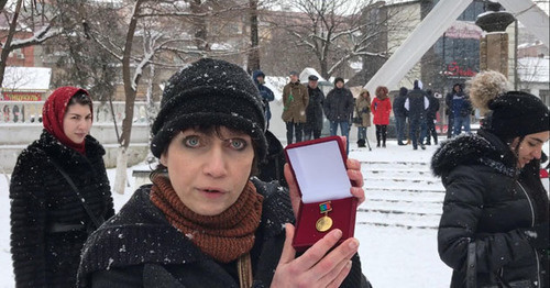 Журналистка Светлана Анохина на акции противников строительства музея в парке Ленинского комсомола Махачкалы заявила, что в знак протеста готова отказаться от награды властей - медали, которую ей вручили за проект "Был такой город". 3 февраля 2017 г. Фото Патимат Махмудовой для "Кавказского узла" Журналистка Светлана Анохина на акции противников строительства музея в парке Ленинского комсомола Махачкалы заявила, что в знак протеста готова отказаться от награды властей - медали, которую ей вручили за проект "Был такой город". 3 февраля 2017 г. Фото Патимат Махмудовой для "Кавказского узла"
