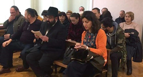 Арье Эделькопф и Ханна Эделькопф (на переднем плане) во время судебного заседания. Фото: Facebook.com/ari.edelkopf Арье Эделькопф и Ханна Эделькопф (на переднем плане) во время судебного заседания. Фото: Facebook.com/ari.edelkopf