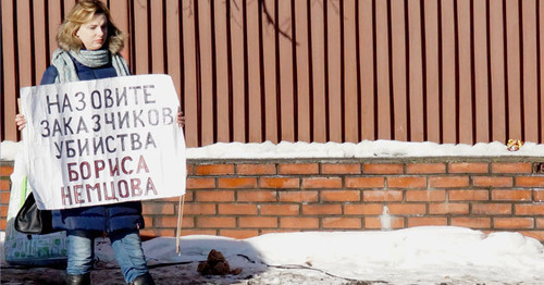 Одиночный пикет. Надпись на плакате - "Назовите заказчиков убийства Бориса Немцова". Москва, 14 февраля 2016 г. Фото корреспондента "Кавказского узла" Одиночный пикет. Надпись на плакате - "Назовите заказчиков убийства Бориса Немцова". Москва, 14 февраля 2016 г. Фото корреспондента "Кавказского узла"