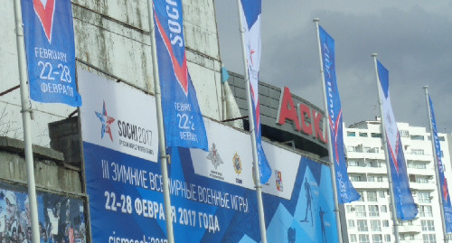 Баннер и флаги III Всемирных зимних военных игр, Сочи, 14 февраля 2017 г. Фото: Светланы Кравченко для "Кавказского узла". Баннер и флаги III Всемирных зимних военных игр, Сочи, 14 февраля 2017 г. Фото: Светланы Кравченко для "Кавказского узла".