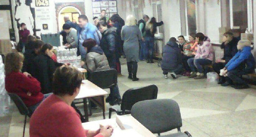 Пункт временного размещения жильцов дома, эвакуированных после пожара в жилом доме в Краснодаре, в школе № 66, 15 февраля 2017 г. Фото: Алексея Мандригели для "Кавказского узла" Пункт временного размещения жильцов дома, эвакуированных после пожара в жилом доме в Краснодаре, в школе № 66, 15 февраля 2017 г. Фото: Алексея Мандригели для "Кавказского узла"