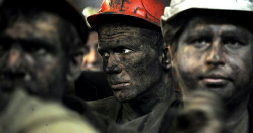 Шахтеры. Гуково. Фото http://privet-rostov.ru/gorod/11787-gubernator-problema-byvshih-rabotnikov-kompanii-kingkoul-rassmatrivaetsya-na-federalnom-urovne.html Шахтеры. Гуково. Фото http://privet-rostov.ru/gorod/11787-gubernator-problema-byvshih-rabotnikov-kompanii-kingkoul-rassmatrivaetsya-na-federalnom-urovne.html