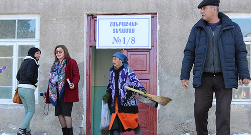 На избирательном участке в Нагорном Карабахе. Фото Алвард Григорян для "Кавказского узла" На избирательном участке в Нагорном Карабахе. Фото Алвард Григорян для "Кавказского узла"
