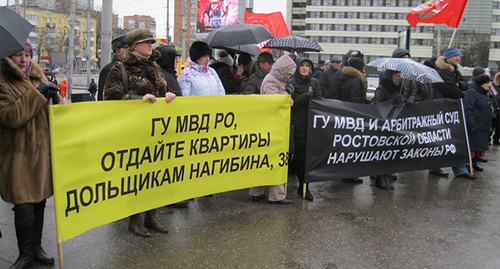 В середине митинга пошёл дождь, однако участники не расходились. Фото Константина Волгина для "Кавказского узла" В середине митинга пошёл дождь, однако участники не расходились. Фото Константина Волгина для "Кавказского узла"
