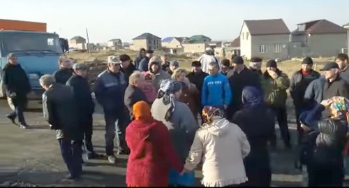 Участники акции протеста против строительства приюта для собак в Семендере. Скриншот из видео на канале "Черновика" в YouTube, Youtube.com/watch?v=DRFILvrJhC4 Участники акции протеста против строительства приюта для собак в Семендере. Скриншот из видео на канале "Черновика" в YouTube, Youtube.com/watch?v=DRFILvrJhC4