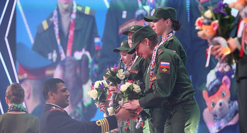 Президент федерации CISM Абдулхаким Аль Шино вручает награды российским военным Фото из официального твиттера CISM в Сочи twitter.com/cismsochi2017 Президент федерации CISM Абдулхаким Аль Шино вручает награды российским военным Фото из официального твиттера CISM в Сочи twitter.com/cismsochi2017