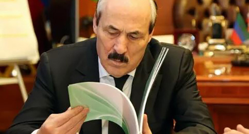 Рамазан Абдулатипов. Фото http://www.riadagestan.ru/news/president/rukovoditeli_dokuzparinskogo_i_kurakhskogo_rayonov_otchitalis_pered_glavoy_dagestana_o_prodelannoy_rabote/ Рамазан Абдулатипов. Фото http://www.riadagestan.ru/news/president/rukovoditeli_dokuzparinskogo_i_kurakhskogo_rayonov_otchitalis_pered_glavoy_dagestana_o_prodelannoy_rabote/