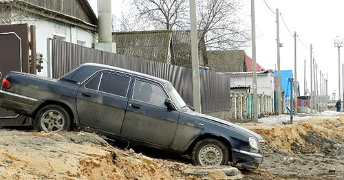 Житель поселка Гумрак пытается выехать со своего двора на автомобиле. 28 февраля 2017 г. Фото Татьяны Филимоновой для "Кавказского узла" Житель поселка Гумрак пытается выехать со своего двора на автомобиле. 28 февраля 2017 г. Фото Татьяны Филимоновой для "Кавказского узла"