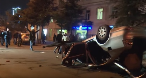 Автомобиль, перевернутый протестующими на улице Чавчавадзе. Фото: скриншот видео YouTube, https://www.youtube.com/watch?v=W_dpcwC7ZOU Автомобиль, перевернутый протестующими на улице Чавчавадзе. Фото: скриншот видео YouTube, https://www.youtube.com/watch?v=W_dpcwC7ZOU