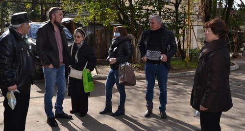 Участники схода в Сочи, потребовавшие остановить строительство высотного здания. Сочи, 11 марта 2017 года. Фото Светланы Кравченко для "Кавказского узла". Участники схода в Сочи, потребовавшие остановить строительство высотного здания. Сочи, 11 марта 2017 года. Фото Светланы Кравченко для "Кавказского узла".