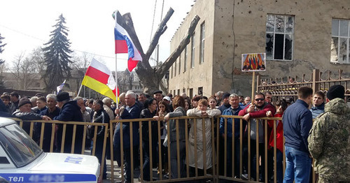 Акция в Цхинвале в поддержку Эдуарда Кокойты. 13 марта 2017 г. Фото Арсена Козаева для "Кавказского узла" Акция в Цхинвале в поддержку Эдуарда Кокойты. 13 марта 2017 г. Фото Арсена Козаева для "Кавказского узла"
