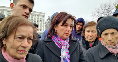 Родственники полицейских, задержанных в рамках расследования дела Цкаева во время акции. Владикавказ, 14 марта 2017 г. Фото Эммы Марзоевой для "Кавказского узла" Родственники полицейских, задержанных в рамках расследования дела Цкаева во время акции. Владикавказ, 14 марта 2017 г. Фото Эммы Марзоевой для "Кавказского узла"
