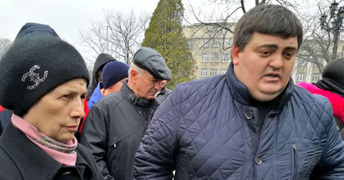 Родственники полицейских, задержанных по делу о смерти Владимира Цкаева во время акции. Владикавказ, 14 марта 2017 г. Фото Эммы Марзоевой для "Кавказского узла" Родственники полицейских, задержанных по делу о смерти Владимира Цкаева во время акции. Владикавказ, 14 марта 2017 г. Фото Эммы Марзоевой для "Кавказского узла"