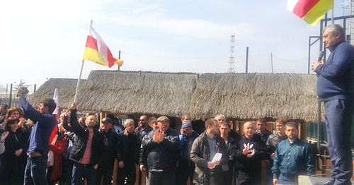 Эдуард Кокойты (справа) во время свеого выступления перед сторонниками. Цхинвал, 13 марта 2017 г. Фото Арсена Козаева для "Кавказского узла" Эдуард Кокойты (справа) во время свеого выступления перед сторонниками. Цхинвал, 13 марта 2017 г. Фото Арсена Козаева для "Кавказского узла"