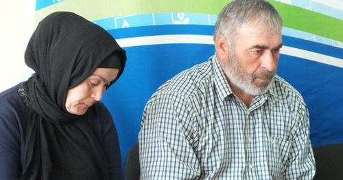 Патимат Алиева и Муртазали Гасангусейнов, родители убитых братьев Гасангусейновых в офисе Дагестанского отделения Правозащитного центра “Мемориал” во время пресс-конференции. 14 марта 2017 г. Фото Патимат Махмудовой для "Кавказского узла" Патимат Алиева и Муртазали Гасангусейнов, родители убитых братьев Гасангусейновых в офисе Дагестанского отделения Правозащитного центра “Мемориал” во время пресс-конференции. 14 марта 2017 г. Фото Патимат Махмудовой для "Кавказского узла"