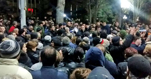 Ночной митинг сторонников Кокойты у здания правительства. Цхинвал, 15 марта 2017 г. Фото Арсена Козаева для "Кавказского узла" Ночной митинг сторонников Кокойты у здания правительства. Цхинвал, 15 марта 2017 г. Фото Арсена Козаева для "Кавказского узла"