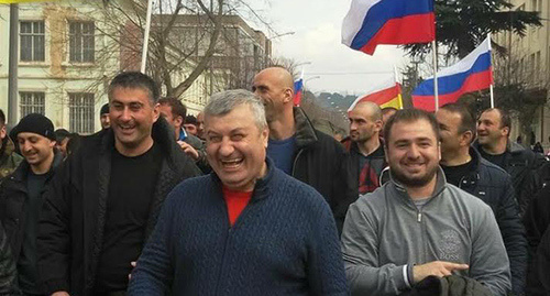 Эдуард Кокойты (в центре) со своими сторонниками. Фото Арсена Козаева для "Кавказского узла" Эдуард Кокойты (в центре) со своими сторонниками. Фото Арсена Козаева для "Кавказского узла"