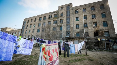 Аварийное здание общежития, в котором с 1993 года проживают вынужденные переселенцы. Баку, март 2017 года. Фото Азиза Каримова для "Кавказского узла" Аварийное здание общежития, в котором с 1993 года проживают вынужденные переселенцы. Баку, март 2017 года. Фото Азиза Каримова для "Кавказского узла"