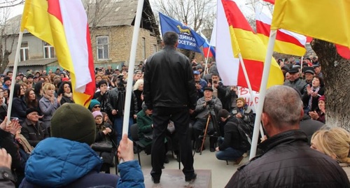 Анатолий Бибилов в ходе выступления на митинге в Цхинвале. Цхинвал, 16 марта 2017 года. Фото: Zarina Sanakoeva, RFE/RL Анатолий Бибилов в ходе выступления на митинге в Цхинвале. Цхинвал, 16 марта 2017 года. Фото: Zarina Sanakoeva, RFE/RL