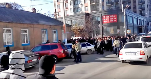 Улица Котрова в Махачкале после пятничной молитвы. Кадр из видео пользователя Абдулнасир Джамалудинов https://www.youtube.com/watch?v=7TI2BRYJnlI Улица Котрова в Махачкале после пятничной молитвы. Кадр из видео пользователя Абдулнасир Джамалудинов https://www.youtube.com/watch?v=7TI2BRYJnlI