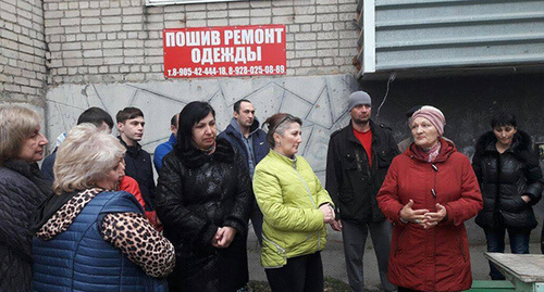 Жители дома в Черкесске протестуют против продажи подвала, фото Аси Капаевой 18.03.2016 Жители дома в Черкесске протестуют против продажи подвала, фото Аси Капаевой 18.03.2016