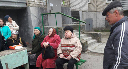 Жители дома в Черкесске протестуют против продажи подвала, фото Аси Капаевой 18.03.2016 Жители дома в Черкесске протестуют против продажи подвала, фото Аси Капаевой 18.03.2016