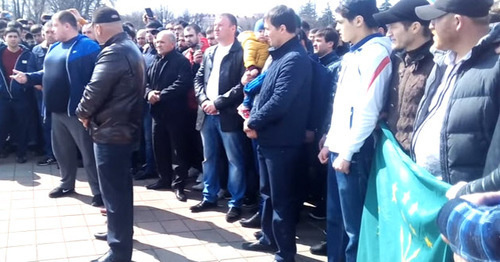Стихийный митинг жителей Нальчика. 19 марта 2017 г. Кадр из видео "Кавказского узла" Стихийный митинг жителей Нальчика. 19 марта 2017 г. Кадр из видео "Кавказского узла"