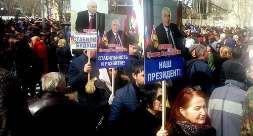 Участники акции в поддержку Тибилова. Цхинвал, 21 марта 2017 года. Фото Арсена Козаева для "Кавказского узла". Участники акции в поддержку Тибилова. Цхинвал, 21 марта 2017 года. Фото Арсена Козаева для "Кавказского узла".