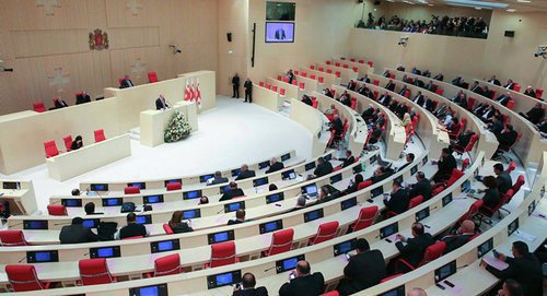 Парламент Грузиию Фото © facebook.com/Margvelashvili.
 https://sputnik-georgia.ru/politics/20170322/235294445/Parlament-Gruzii-preodolel-veto-prezidenta-na-pravila-tajnoj-slezhki.html 