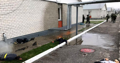 Убитые при нападении на КПП в Наурском районе. 24 марта 2017 г. Фото корреспондента "Кавказского узла" Убитые при нападении на КПП в Наурском районе. 24 марта 2017 г. Фото корреспондента "Кавказского узла"