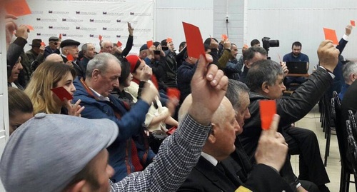 Участники съезда голосуют за принятие резолюции. Черкесск, 25 марта 2017 года. Фото Аси Капаевой для "Кавказского узла", Участники съезда голосуют за принятие резолюции. Черкесск, 25 марта 2017 года. Фото Аси Капаевой для "Кавказского узла",