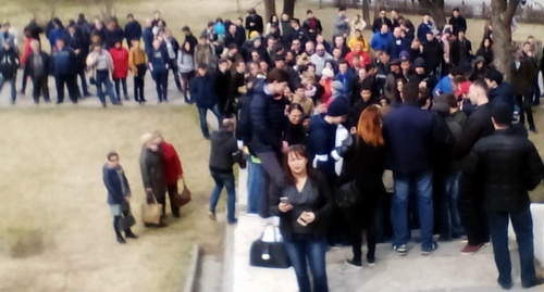 Сторонники Навального в Астрахани ждут, пока один из них завершит одиночный пикет, чтобы затем поочередно выходить на аналогичные пикеты. 26 марта 2017 года. Фото Елены Гребенюк для "Кавказского узла". Сторонники Навального в Астрахани ждут, пока один из них завершит одиночный пикет, чтобы затем поочередно выходить на аналогичные пикеты. 26 марта 2017 года. Фото Елены Гребенюк для "Кавказского узла".