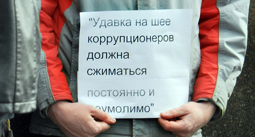 Плакат участника акции сторонников Навального в Волгограде. Фото Татьяны Филимоновой для "Кавказского узла" Плакат участника акции сторонников Навального в Волгограде. Фото Татьяны Филимоновой для "Кавказского узла"