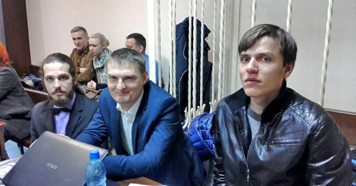 Адвокат Михаил Беньяш и осужденный Михаил Пчелин (слева направо). Сочи, 27 марта 2017 г. Фото Светланы Кравченко для "Кавказского узла" Адвокат Михаил Беньяш и осужденный Михаил Пчелин (слева направо). Сочи, 27 марта 2017 г. Фото Светланы Кравченко для "Кавказского узла"