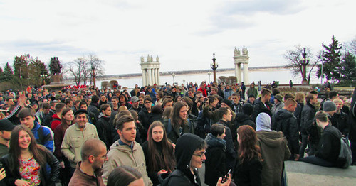 Шествие сторонников Навального. Волгоград, 26 марта 2017 г. Фото Вячеслава Ященко для "Кавказского узла" Шествие сторонников Навального. Волгоград, 26 марта 2017 г. Фото Вячеслава Ященко для "Кавказского узла"