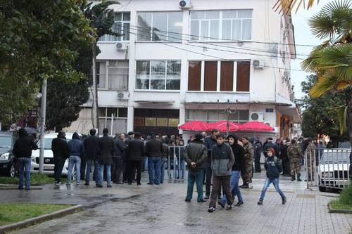 Митинг в поддержку кандидата Джинджолия у здания ЦИК Абхазии Митинг в поддержку кандидата Джинджолия у здания ЦИК Абхазии
