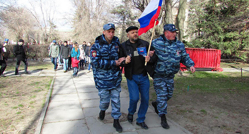 Задержание Анатолия Болтыхова во время несанкционированного шествия в Волгограде . Фото Вячеслава Ященко для "Кавказского узла" Задержание Анатолия Болтыхова во время несанкционированного шествия в Волгограде . Фото Вячеслава Ященко для "Кавказского узла"