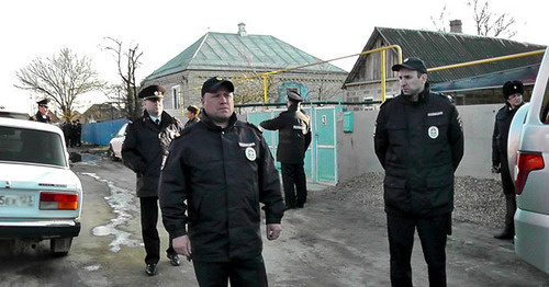 Оцепление вокруг дома активиста Петрова в станице Казанская. Краснодарский край, 28 марта 2017 г. Фото Анны Грицевич для "Кавказского узла" Оцепление вокруг дома активиста Петрова в станице Казанская. Краснодарский край, 28 марта 2017 г. Фото Анны Грицевич для "Кавказского узла"