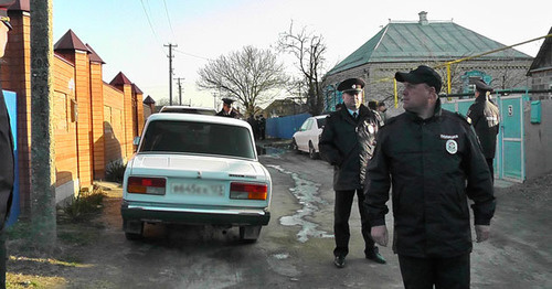 Оцепление вокруг дома Олега Петрова в станице Казанская. 28 марта 2017 г. Фото Анны Грицевич для "Кавказского узла" Оцепление вокруг дома Олега Петрова в станице Казанская. 28 марта 2017 г. Фото Анны Грицевич для "Кавказского узла"