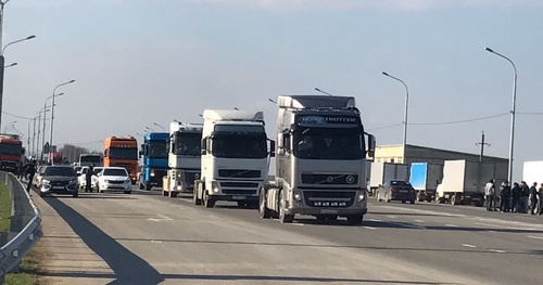 Автомобили дальнобойщиков во время акции на трассе в Дагестане. 28 марта 2017 года. Фото Патимат Махмудовой для "Кавказского узла" Автомобили дальнобойщиков во время акции на трассе в Дагестане. 28 марта 2017 года. Фото Патимат Махмудовой для "Кавказского узла"