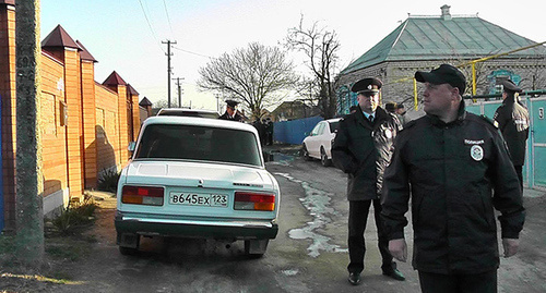 Оцепление вокруг дома активиста Петрова в станице Казанская. Краснодарский край, 28 марта 2017 г. Фото Анны Грицевич для "Кавказского узла" Оцепление вокруг дома активиста Петрова в станице Казанская. Краснодарский край, 28 марта 2017 г. Фото Анны Грицевич для "Кавказского узла"