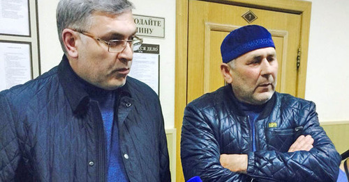 Адвокат Шамсудин Цакаев (слева) и брат Заура Дадаева Шахрудин Дадаев. Фото Юлии Буславской для "Кавказского узла" Адвокат Шамсудин Цакаев (слева) и брат Заура Дадаева Шахрудин Дадаев. Фото Юлии Буславской для "Кавказского узла"