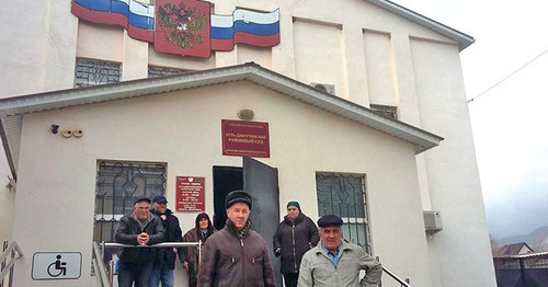 Отец Мурата Борлакова - Солтан Борлаков (справа) и адвокат Павел Мишарин у здания суда. 27 марта 2017 г. Фото со страницы Олега Новикова Facebook.com Отец Мурата Борлакова - Солтан Борлаков (справа) и адвокат Павел Мишарин у здания суда. 27 марта 2017 г. Фото со страницы Олега Новикова Facebook.com