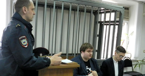 Алексей Волков (в центре) и адвокат Роман Зайцев в зале суда. Волгоград, 29 марта 2017 г. Фото Татьяны Филимоновой для "Кавказского узла" Алексей Волков (в центре) и адвокат Роман Зайцев в зале суда. Волгоград, 29 марта 2017 г. Фото Татьяны Филимоновой для "Кавказского узла"