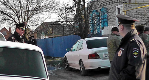Оцепление вокруг дома активиста Петрова. Фото Анны Грицевич для "Кавказского узла" Оцепление вокруг дома активиста Петрова. Фото Анны Грицевич для "Кавказского узла"