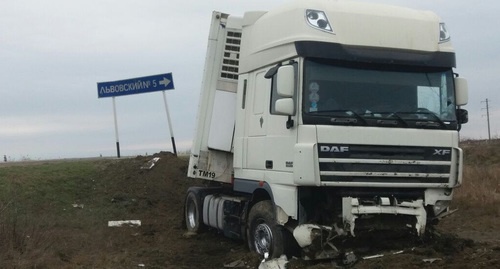 Неизвестные разгромили несколько автомобили дальнобойщиков под Манасом. Дагестан, 1 апреля 2017 года. Фото Руслана Магомедова. Неизвестные разгромили несколько автомобили дальнобойщиков под Манасом. Дагестан, 1 апреля 2017 года. Фото Руслана Магомедова.