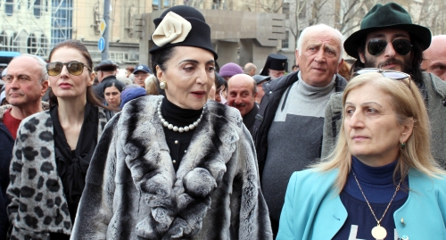 Вдова первого президента страны Манана Арчвадзе-Гамсахурдиа (в центре) среди участников акции. Фото Инны Кукуджановой для "Кавказского узла" Вдова первого президента страны Манана Арчвадзе-Гамсахурдиа (в центре) среди участников акции. Фото Инны Кукуджановой для "Кавказского узла"