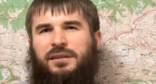 Иса Ямадаев. Кадр из видеообращения к Дмитрию Меведеву, Youtube.com/watch?v=gM_Betsp5QE Иса Ямадаев. Кадр из видеообращения к Дмитрию Меведеву, Youtube.com/watch?v=gM_Betsp5QE