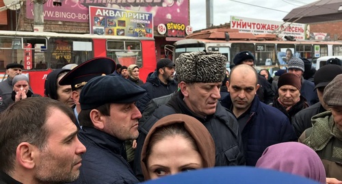 Торговцы считают пожар на рынке "Дагэлектромаш" намеренным поджогом и в знак протеста устроили стихийный митинг в Махачкале. 1 апреля 2017 года. Фото Патимат Махмудовой для "Кавказского узла". Торговцы считают пожар на рынке "Дагэлектромаш" намеренным поджогом и в знак протеста устроили стихийный митинг в Махачкале. 1 апреля 2017 года. Фото Патимат Махмудовой для "Кавказского узла".