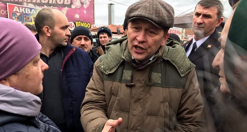 Замглавы МВД Дагестана уговаривает участников стихийного митинга торговцев разблокировать проспект Гамидова. Махачкала, 1 апреля 2017 года. Фото Патимат Махмудовой для "Кавказского узла". Замглавы МВД Дагестана уговаривает участников стихийного митинга торговцев разблокировать проспект Гамидова. Махачкала, 1 апреля 2017 года. Фото Патимат Махмудовой для "Кавказского узла".